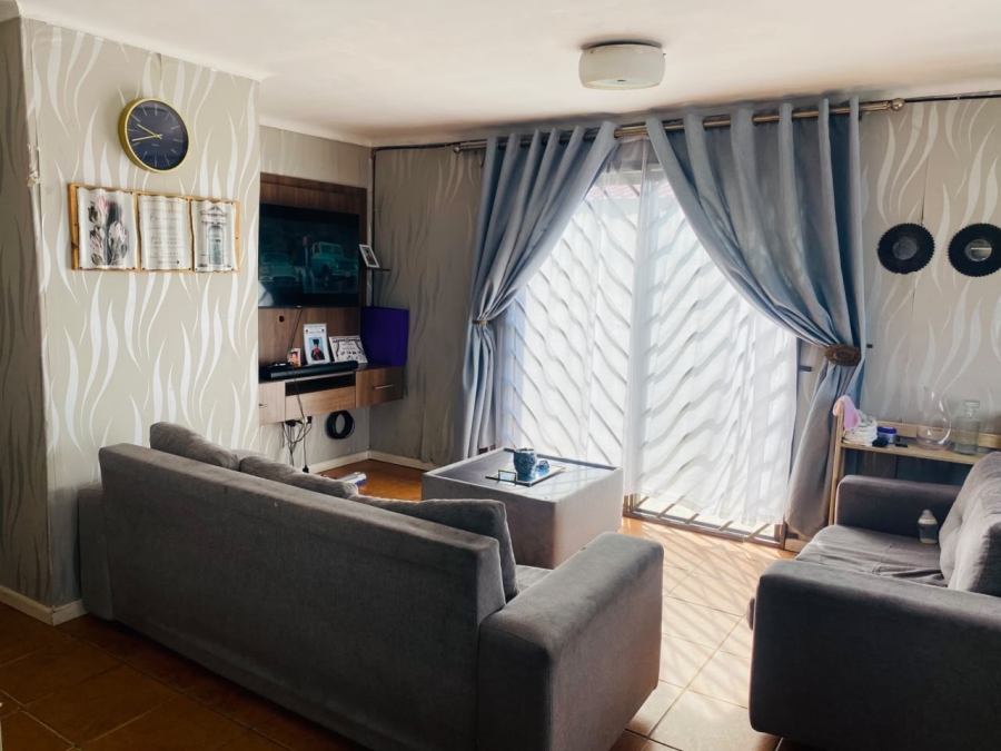 4 Bedroom Property for Sale in Umrhabulo Triangle Western Cape